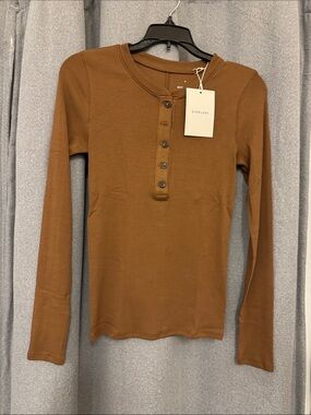 Everlane Long-Sleeve Ribbed Henley Top — Brown